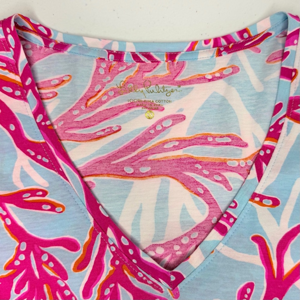 🔆 Lilly Pulitzer Breakwater Blue Underwater Escape Pink Coral Nellie V Neck Top - Picture 5 of 7